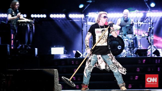 Dalam konser di Abu Dhabi, vokalis Guns N Roses Axl Rose mengaku sakit. Namun dirinya ngotot untuk tampil di depan penggemarnya.