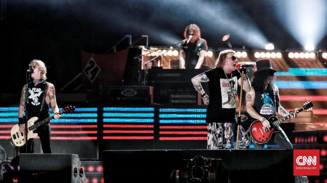 Penampilan grup band Guns N’ Roses saat mengadakan konser di Jakarta, Kamis 8 November 2018. Guns N’ Roses tampil dengan susunan klasik ialah Axl Rose, Slash Hudson, Duff McKagan, Dizzy Reed. CNN Indonesia/Andry Novelino
