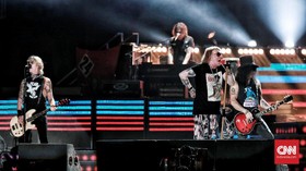 Penampilan grup band Guns N’ Roses saat mengadakan konser di Jakarta, Kamis 8 November 2018. Guns N’ Roses tampil dengan formasi klasik yakni Axl Rose, Slash Hudson, Duff McKagan, Dizzy Reed. CNN Indonesia/Andry Novelino