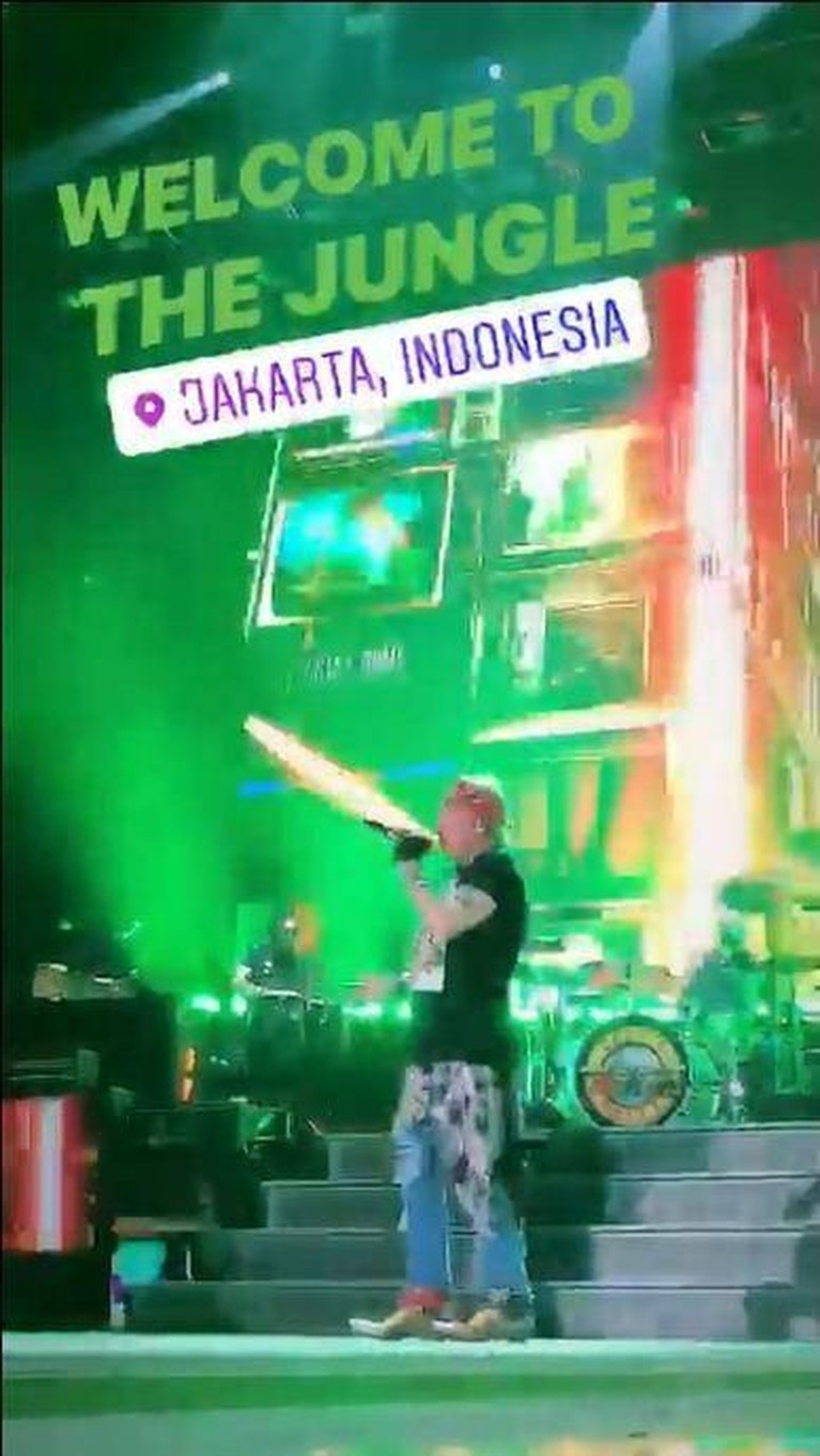 Konser Guns N' Roses berhasil menggemarkan Jakarta pada Kamis (8/11) malam. Kemeriahan sangat terasa dari para penggemar yang menonton konser tersebut.