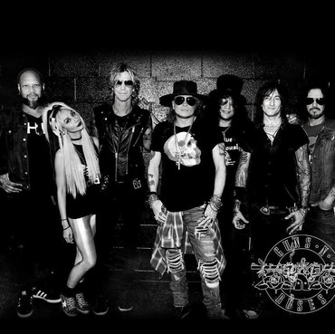 6 Gaya Selebriti Saat Nonton Konser Guns N' Roses