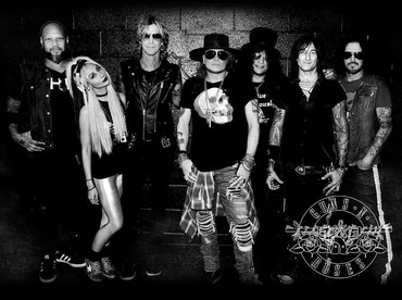 6 Gaya Selebriti Saat Nonton Konser Guns N' Roses