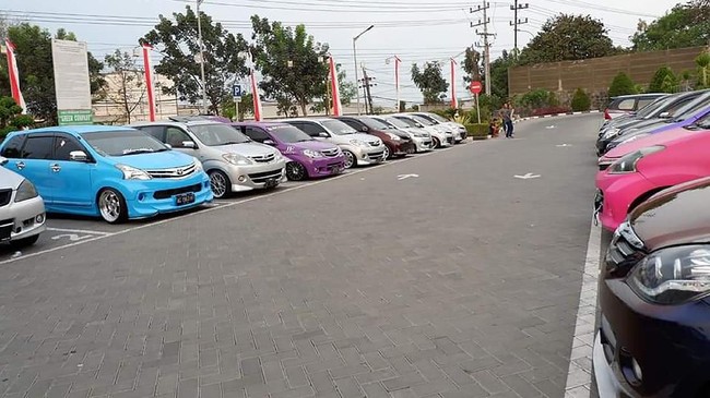 Komunitas motor dan mobil menunda kegiatan kopi darat (kopdar) atau kumpul-kumpul dan touring di akhir pekan sebagai dukungan pencegahan Covid-19.