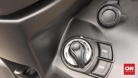 Jangan Asal Colok, Begini Cara Tepat Cas HP di Motor