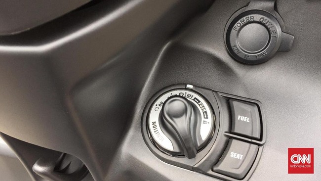 Sejumlah sepeda motor di Indonesia saat ini sudah punya fitur pengecasan hp, namun cara tidak banyak yang tahu cara tepat menggunakannya.