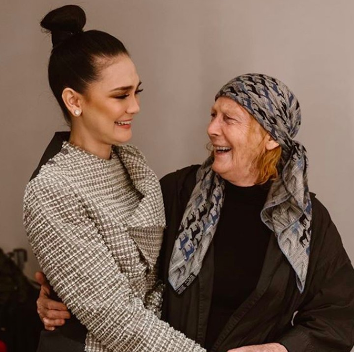 <p>Dari cara <a href="https://hot.detik.com/celeb/d-4294182/luna-maya-suka-pria-gentle-kalau-kenalan-tak-perlu-lewat-asisten" target="_blank">Luna Maya</a> dan bundanya, Desa Maya memandang terpancar jelas gimana kasih sayang mendalam antara ibu dan anak ini. (Foto: Instagram/ @lunamaya)</p>
