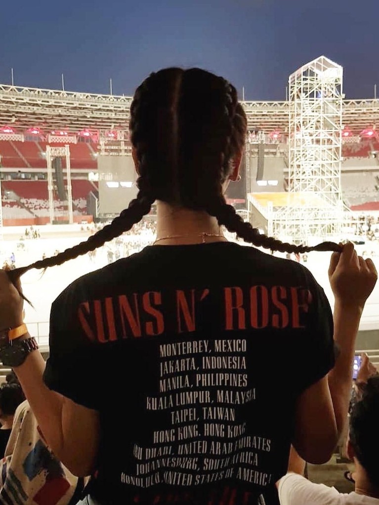 Guns N' Roses melangsungkan konsernya bertajuk Not In This Lifetime Tour 2018 di Jakarta, Kamis (9/11). Beberapa selebriti pun nampak hadir dalam konser itu.