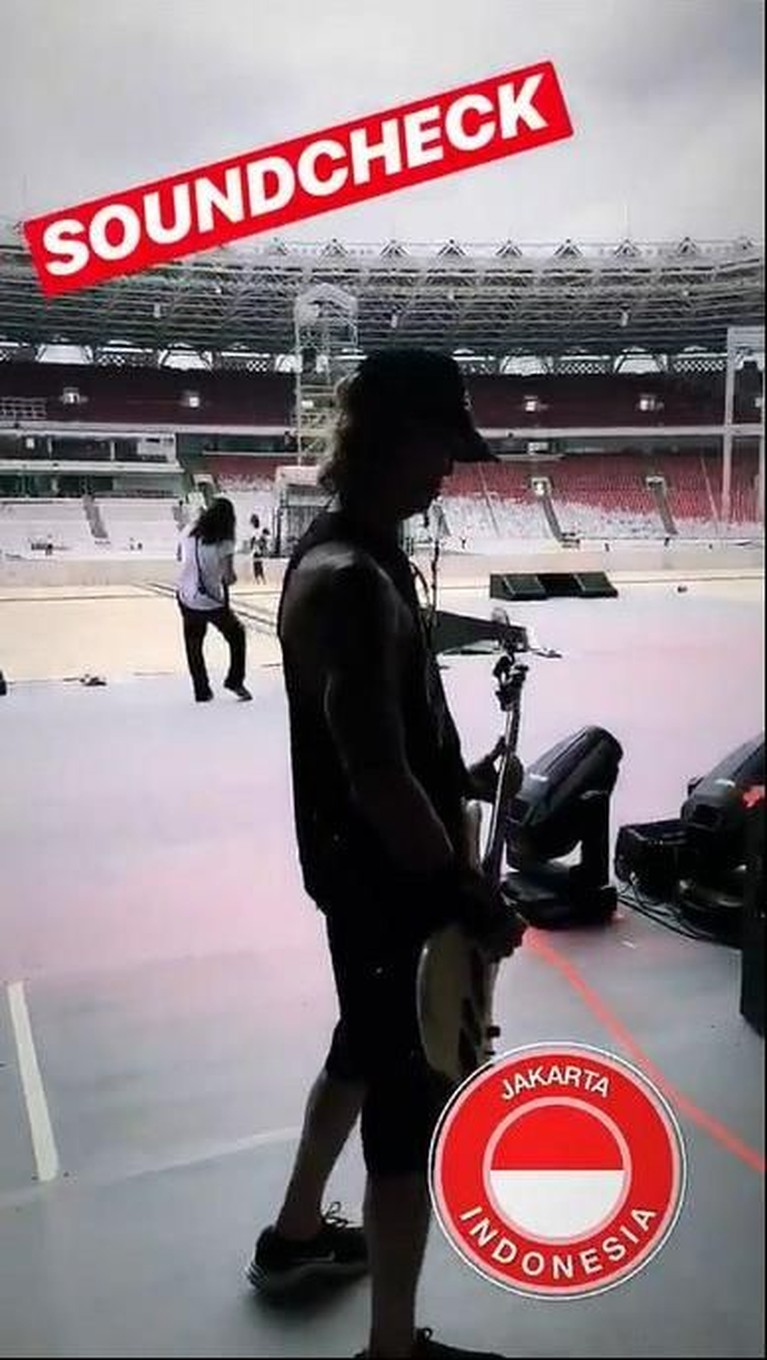 Konser Guns N' Roses berhasil menggemarkan Jakarta pada Kamis (8/11) malam. Kemeriahan sangat terasa dari para penggemar yang menonton konser tersebut.