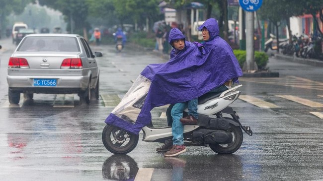 Pengendara motor jangan nekat menerobos hujan jika tidak ada persiapan diri dan motor dalam kondisi baik.