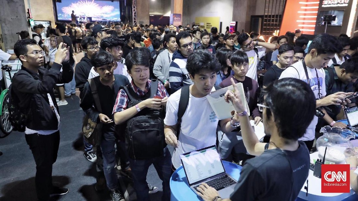 FOTO: Ramai-ramai Berburu Sneakers Murah di USS