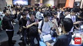 FOTO: Ramai-ramai Berburu Sneakers Murah di USS Urban Sneakers Society (USS) yang digelar untuk ketiga kalinya di Pasific Place, SCBC, Jakarta, Jumat (9/11) mengundang animo masyarakat yang tinggi.