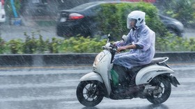 Cara Aman 'Biker' Berkacamata Berkendara Saat Hujan