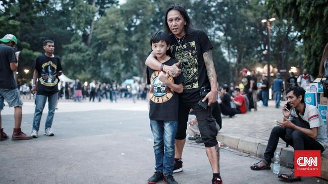 Eks Vokalis Boomerang Didukung Maju Calon Wali Kota Surabaya Roy Jeconiah, eks vokalis band Boomerang, diyakini mampu mengembalikan pamor Surabaya sebagai barometer musik rok di Indonesia.