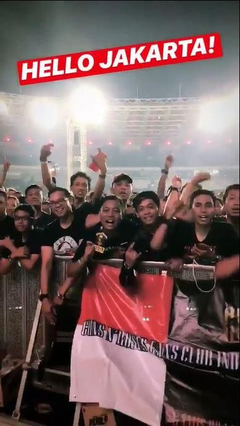 Konser Guns N' Roses berhasil menggemarkan Jakarta pada Kamis (8/11) malam. Kemeriahan sangat terasa dari para penggemar yang menonton konser tersebut.