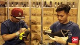 FOTO: Ramai-ramai Berburu Sneakers Murah di USS Urban Sneakers Society (USS) yang digelar untuk ketiga kalinya di Pasific Place, SCBC, Jakarta, Jumat (9/11) mengundang animo masyarakat yang tinggi.