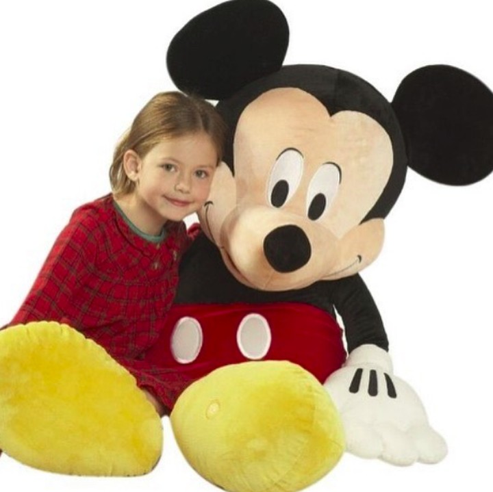 <p>Aaw, cute banget sih Mackenzie Foy foto bareng Mickey Mouse. (Foto: Instagram/mackenziefoy)</p>