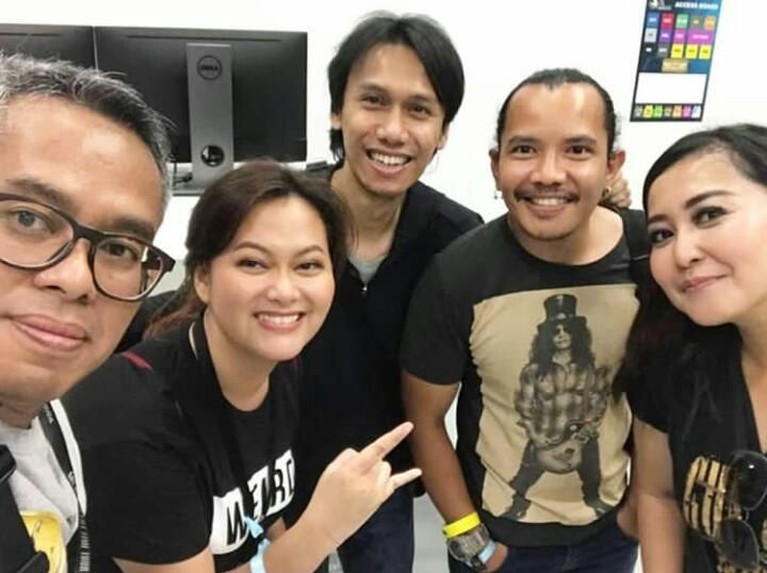 Guns N' Roses melangsungkan konsernya bertajuk Not In This Lifetime Tour 2018 di Jakarta, Kamis (9/11). Beberapa selebriti pun nampak hadir dalam konser itu.