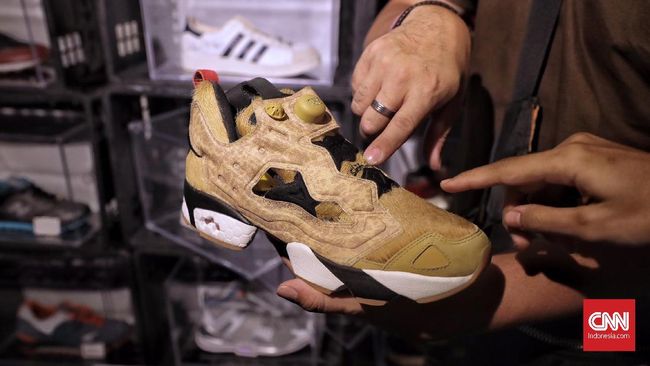 Tren sneakers secara global dan Indonesia berbeda satu sama lain. Di Indonesia, tren sneakers dipengaruhi oleh kultur musik hip hop yang berkembang.