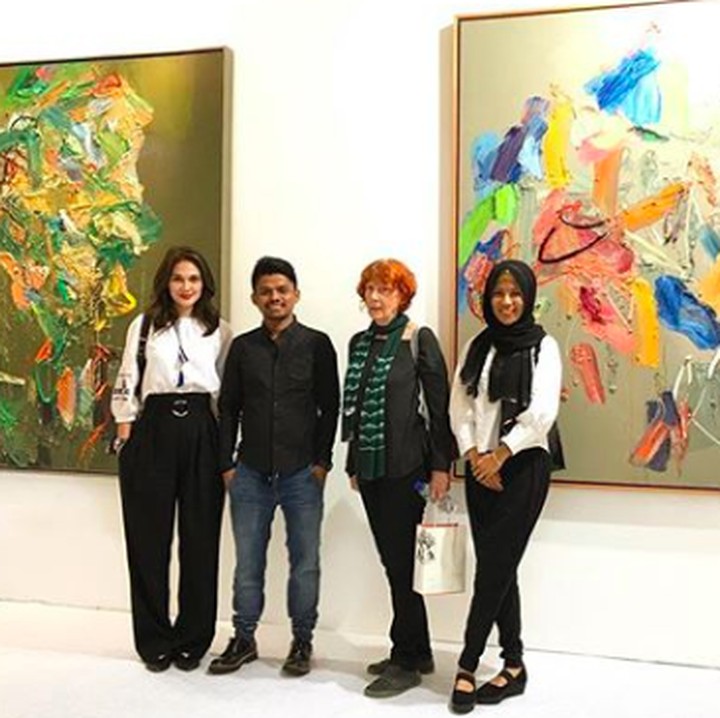 <p>Quality time ala Luna Maya dan sang ibu salah satunya dengan menghadiri pameran lukisan. (Foto: Instagram/ @lunamaya)</p>