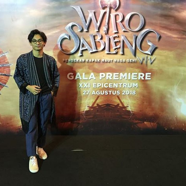 <p>Masih ingat dengan serial TV 'Tendangan si Madun', Bun? Ini nih pemeran utamanya, <a href="https://news.detik.com/berita/d-4294253/ditangkap-karena-ganja-claudio-martinez-terancam-4-tahun-bui" target="_blank">Yusuf Mahardika</a> yang berperan sebagai Madun. Kini, Yusuf masih aktif di dunai hiburan salah satunya berperan sebagai seorang pangeran di film layar lebar 'Wiro Sableng'. (Foto: Instagram @mahardikayusuf)</p>