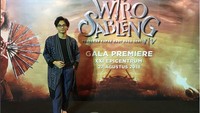 <p>Masih ingat dengan serial TV 'Tendangan si Madun', Bun? Ini nih pemeran utamanya, <a href="https://news.detik.com/berita/d-4294253/ditangkap-karena-ganja-claudio-martinez-terancam-4-tahun-bui" target="_blank">Yusuf Mahardika</a> yang berperan sebagai Madun. Kini, Yusuf masih aktif di dunai hiburan salah satunya berperan sebagai seorang pangeran di film layar lebar 'Wiro Sableng'. (Foto: Instagram @mahardikayusuf)</p>