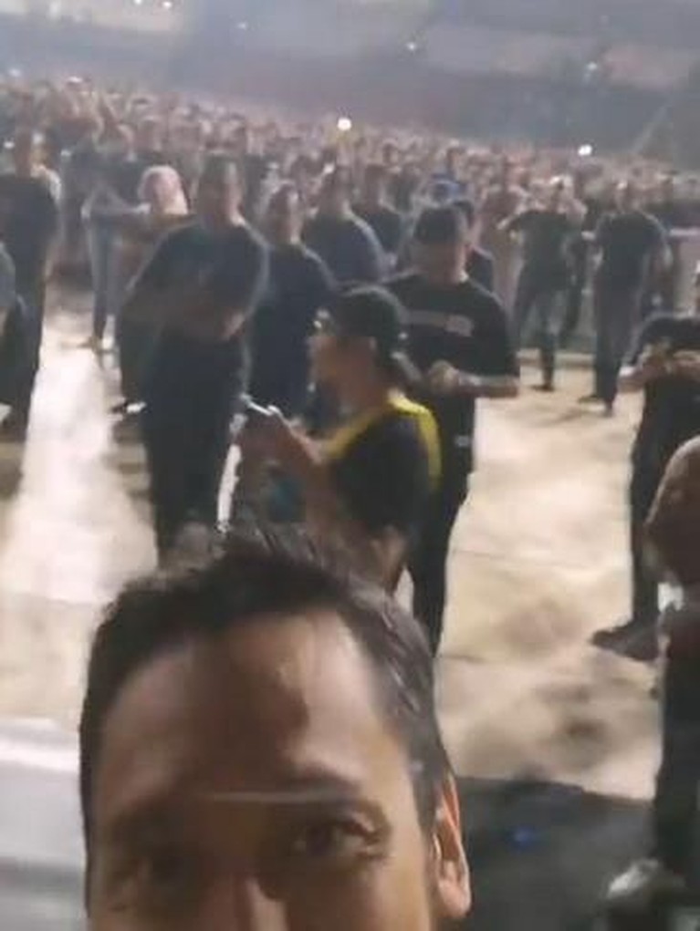 Guns N' Roses melangsungkan konsernya bertajuk Not In This Lifetime Tour 2018 di Jakarta, Kamis (9/11). Beberapa selebriti pun nampak hadir dalam konser itu.