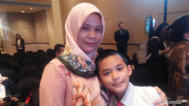 Bocah 11 tahun ini namanya Farhan. Sejak kecil dia suka matematika dan sudah menyabet beberapa medali emasi di olimpiade matematika internasional, Bun.