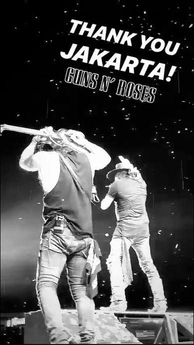 Konser Guns N' Roses berhasil menggemarkan Jakarta pada Kamis (8/11) malam. Kemeriahan sangat terasa dari para penggemar yang menonton konser tersebut.