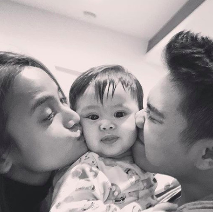 <p>Aih, anteng banget sih Baby Brie dicium ayah dan bunda tercinta. (Foto: Instagram/ @septriasaacha)</p>