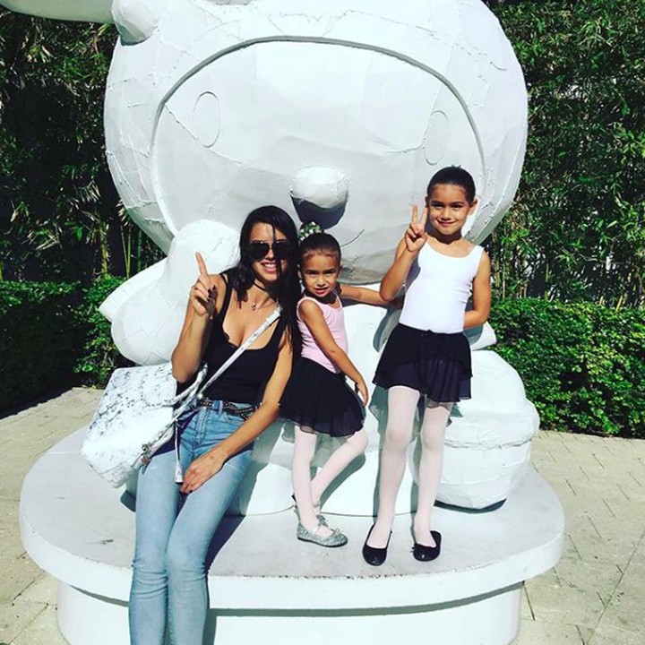 <p><a href="https://wolipop.detik.com/foto-entertainment/d-4296109/perjalanan-karier-si-seksi-adriana-lima-yang-pensiun-dari-victorias-secret" target="_blank">Adriana Lima</a> juga sering mengajak anak-anaknya traveling. (Foto: Instagram/adrianalima)</p>