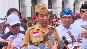VIDEO: Hari Pahlawan, Jokowi Berseragam Militer Gowes Ontel