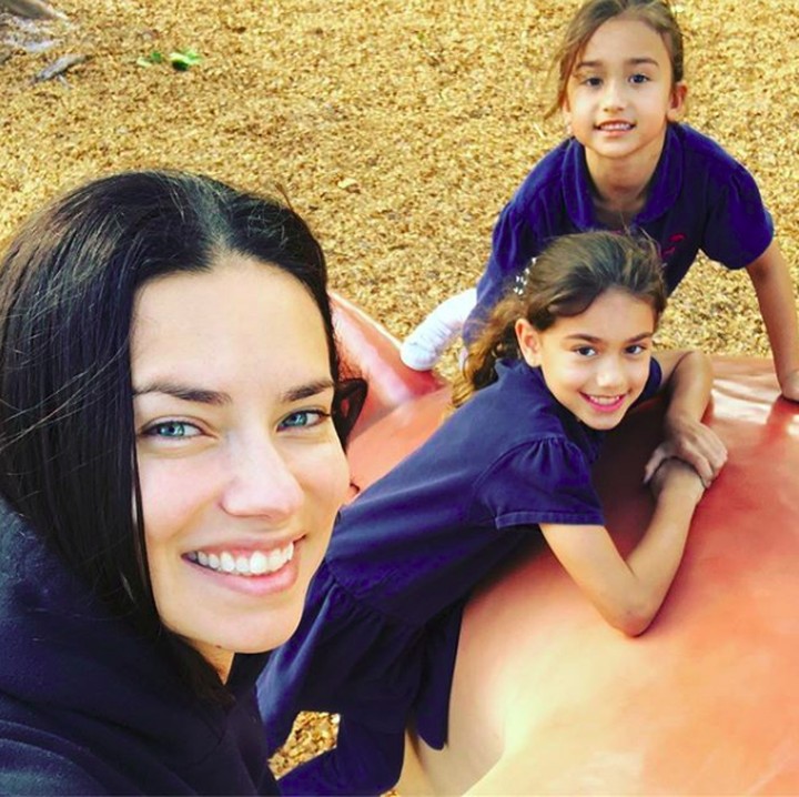 <p>Bisa quality time bareng kedua putrinya, senyum Adriana Lima menggambarkan kebahagiaan. (Foto: Instagram/adrianalima)</p>