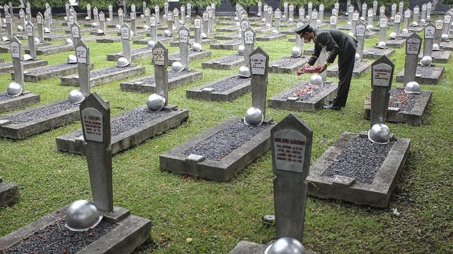 Kegiatan ziarah dan tabur bunga ini diawali dengan upacara penghormatan yang dipimpin oleh Mulyo selaku Pangdam Jaya.