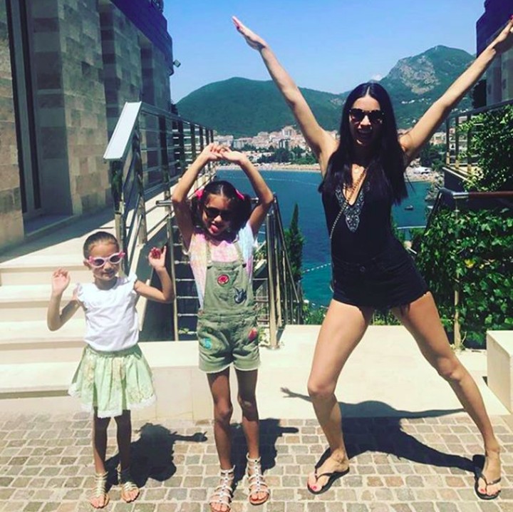 <p>Ibu dua anak ini ingin fokus dengan anak-anaknya, Valentina (8) dan Sienna (6). Ditambah ia ingin menjalani misinya dalam proyek mendukung pemberdayaan perempuan. (Foto: Instagram/adrianalima)</p>