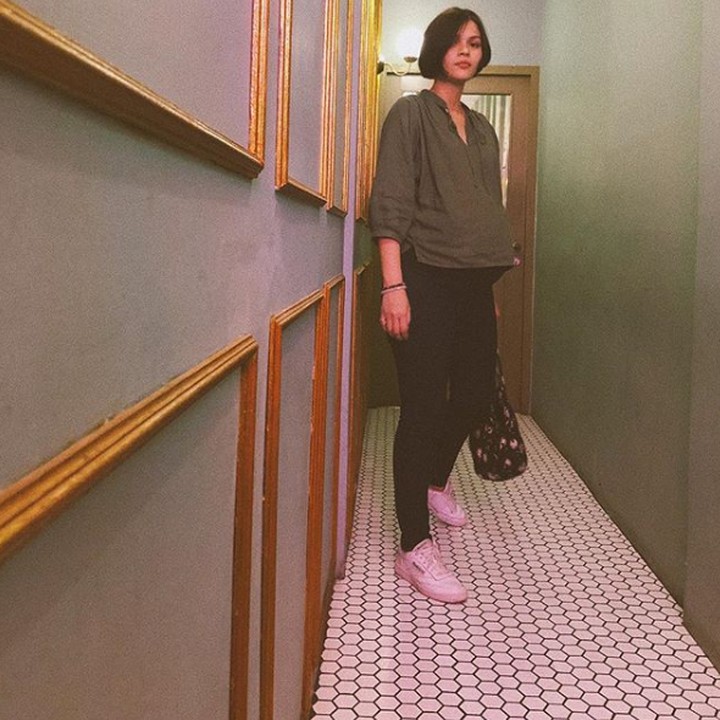 <p>Model dan aktris Firrina Sinatrya kini sedang hamil anak pertama dengan penyanyi <a href="https://m.detik.com/hot/celeb/d-4294144/pindah-rumah-petra-sihombing-dan-istri-ingin-urus-anak-sendiri" target="_blank">Petra Sihombing</a>. (Foto: Instagram @aquillafirrina)</p>