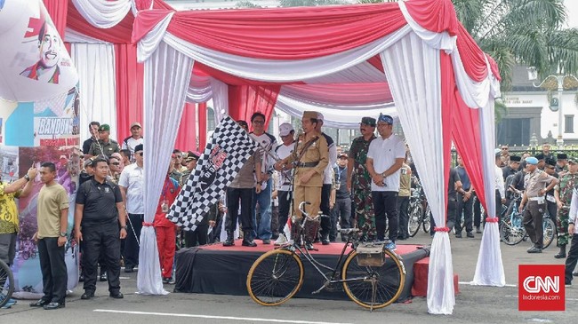 Berbalut seragam veteran, Presiden Joko Widodo menggoes sepeda ontel dan membuka acara Bandung Lautan Sepeda dalam rangka memperingati Hari Pahlawan. 
