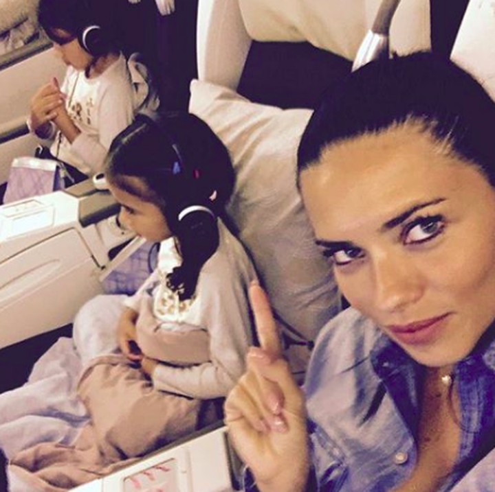 <p>Si kecil lagi sibuk sendiri, kesempatan bunda deh wefie dengan anak-anak. Hi-hi-hi. (Foto: Instagram/adrianalima)</p>
