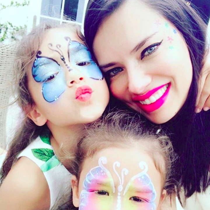<p>Face painting bersama anak-anak memang paling menyenangkan. (Foto: Instagram/adrianalima)</p>