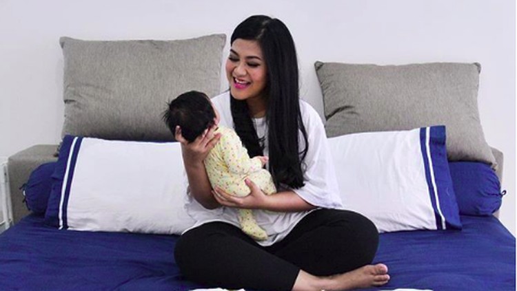 Rambut Sedah Mirah, cucu Jokowi bikin kita salah fokus karena tebal dan bagus banget. Nah, berikut 4 hal soal rambut bayi tebal yang perlu Bunda tahu.
