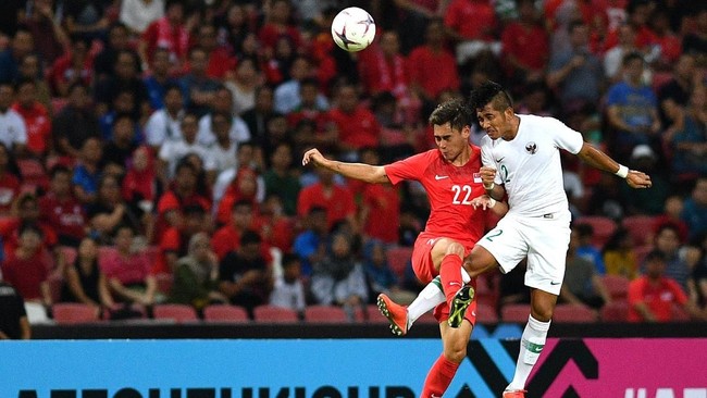 Suporter asal Makassar, Kadri, memanfaatkan waktu transit pesawat untuk menyaksikan laga Timnas Indonesia vs Timor Leste di babak penyisihan Piala AFF 2018.