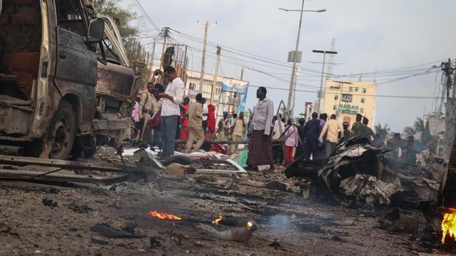 Serangan di hotel dekat pantai Lido di Mogadishu, Somalia menewaskan 11 orang, termasuk 10 warga sipil dan satu petugas polisi pada Minggu (16/8).