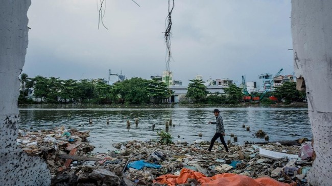 FOTO: Penghuni Kanal Hitam Vietnam