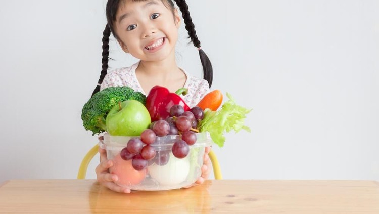 Bunda perlu memberi nutrisi tepat untuk si kecil guna membantu meningkatkan daya tahan tubuhnya.