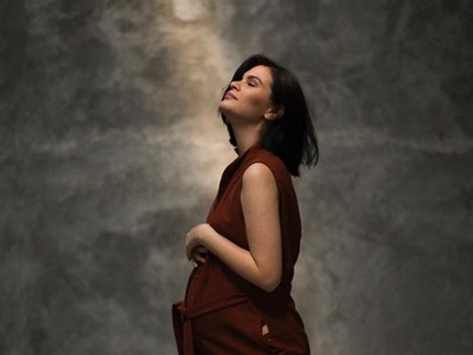 Hamil Tua, Istri Petra Sihombing Makin Bersinar
