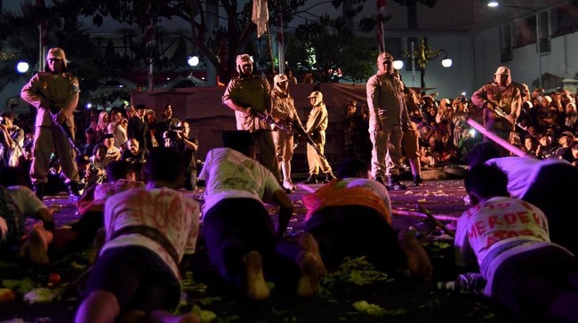 Penanggung jawab sekaligus penyelenggara acara Drama Kolosal Surabaya Membara, Taufik Hidayat menyatakan penonton yang tertabrak kereta di luar kendali panitia.