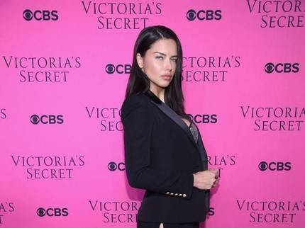 Momen Pensiun Adriana Lima dari Victoria's Secret bersama Anak