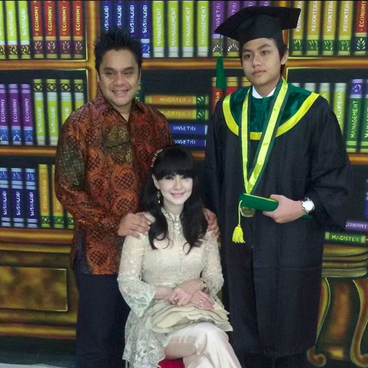 <p>Ita sekeluarga foto pada acara Fernanda lulus SMA. Saat ini, Fernanda kuliah jurusan hukum di Universitas Indonesia (UI), Bun. (Foto: Instagram @itadyahpurnamasari)</p>