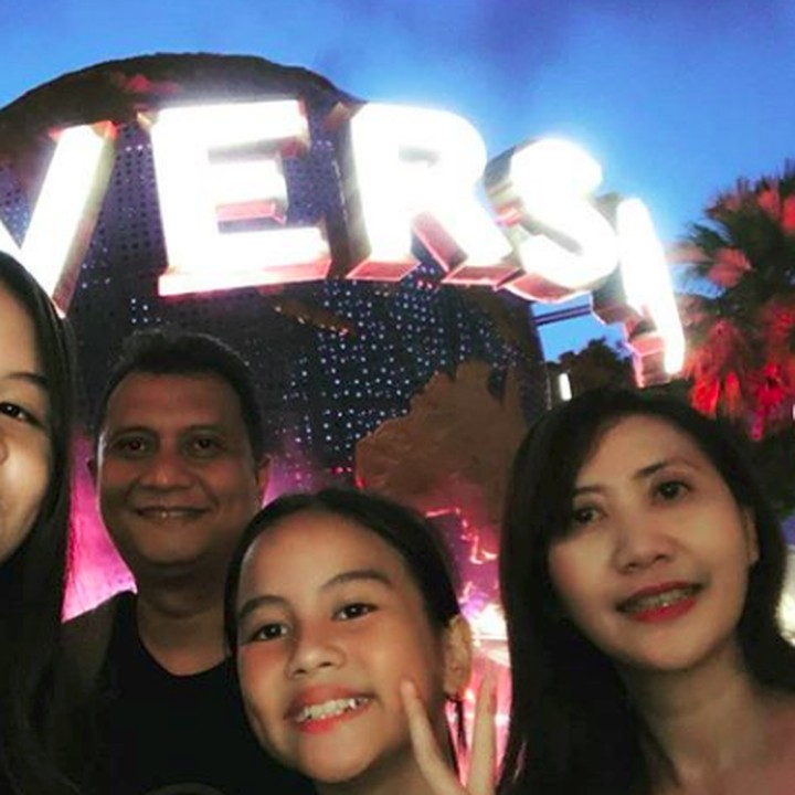 <p>Ari dan keluarga lagi jalan-jalan ke Universal Studio Singapura nih. Seru banget ya. (Foto: Instagram @Aripadi27)</p>