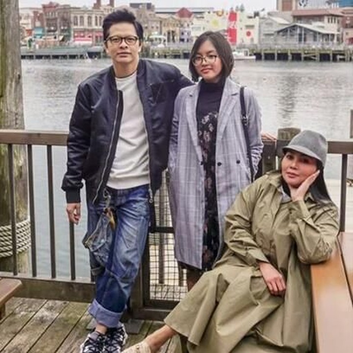 <p>Kalau yang ini masih di Jepang juga, tepatnya di Osaka. Gaya mereka kece ya. (Foto: Instagram @dewigita01)</p>