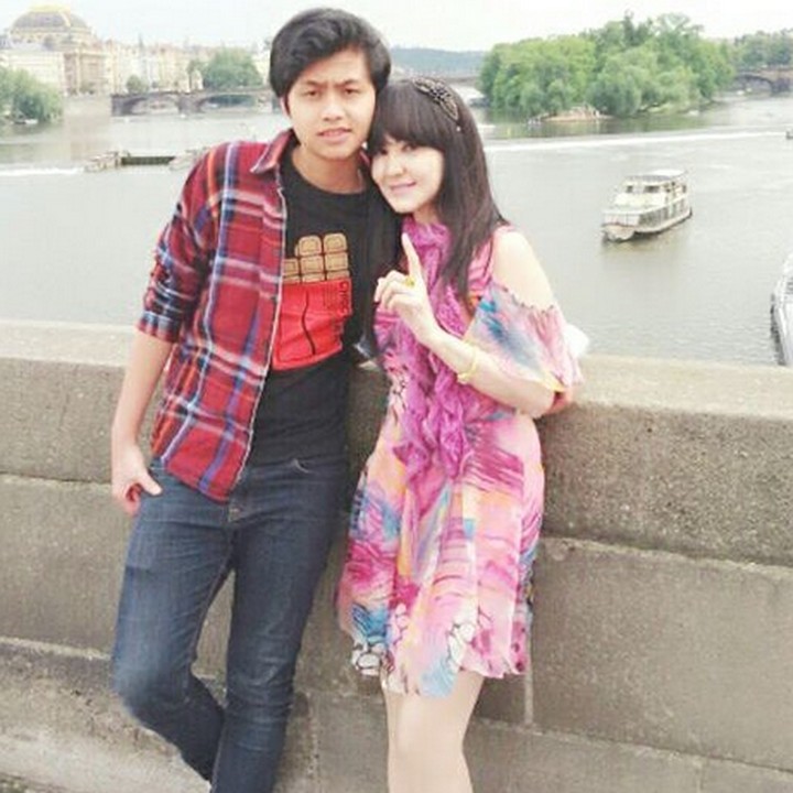 <p>Seperti seumuran ya ibu sama anak ini, Bun. Ita Purnamasari awet muda banget. (Foto: Instagram @itadyahpurnamasari)</p>